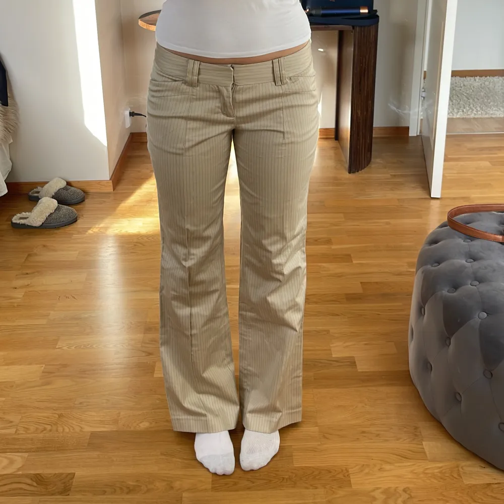Snyggaste byxorna från Reserved😍jag är 177cm. Midjemått: 42cm Innerben: 84cm. Jeans & Byxor.