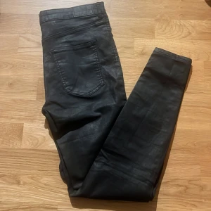 Byxor - Byxor, glansiga stuprör. ”Molly going out”