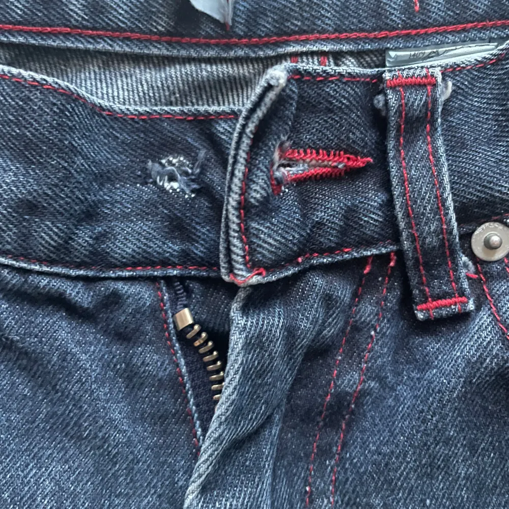 Från 2000-talet med riktigt bra skick och kvalitet, knappen saknas men går lätt att fixa med ett bälte🤝 . Jeans & Byxor.