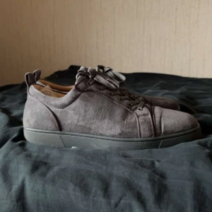 Christian Louboutin skor - Väldigt fina skor. Dom är i ny skick och är bara använda en gång. Behöver it mer skorna för fick samma par i present.