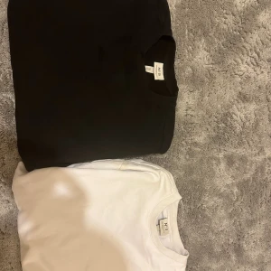 Två snygga  - Köpt från HM. Säljer för att jag inte längre använder. Den vita i storlek M och den svarta i storlek S.