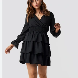 Volangklänning - Svart volangklänning i storlek XS - Volangen längst ner är uppsydd så den är lite kortare än vad bilderna visar! 🫶🏼 Funkar jättebra att använda som kjol också 