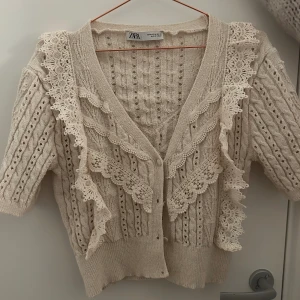 Stickad kofta - Super fin kofta som jag aldrig andvänt!!! Super bra skick och passar allt mellan xs-m ❤️🩷💕