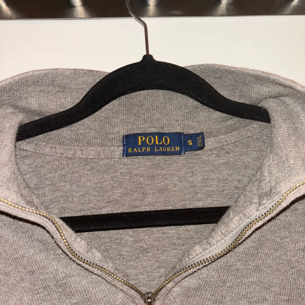 Helt ny Polo Ralph Lauren half zip jag säljer då den inte passade min stil och den var för liten. Storlek S. Nyskick. hör av dig vid funderingar. Tröjor & Koftor.