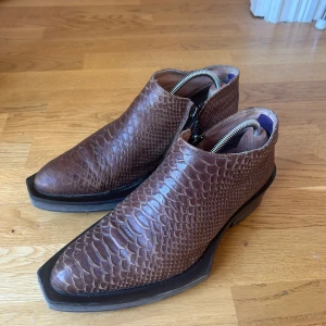 Eytys Romeo Snake Ankle Boots size 40 fits 41/42 - Unika Eytys Romeo boots i läder med orm-tryck på utsidan och foder av kalvläder. Använda men fortfarande i gott skick, gjorda i Portugal. Storlek 40 men passar mer 41/42. Fullpris 4000kr. Kan mötas i Sthlm!