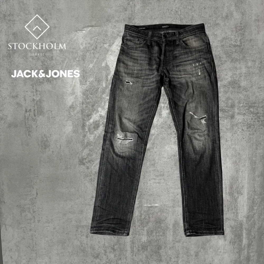 Vi säljer nu dessa jeans i märket Jack & Jones. Storleken är 29/32! (Passar 30/32)Dom är i bra skick utan några defekter. Modellen heter JJMike. Skriv vid eventuella frågor och funderingar🙌. Jeans & Byxor.