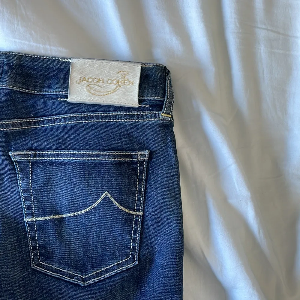 Säljer nu dessa riktigt snygga jeans från Jacob Cohen! Riktigt bra skick då dem är väl omhändertagna! Storlek 30 passar dig som är runt 175-179! Nypris på dessa ligger runt 5000🤯 Skriv pm vid funderingar!. Jeans & Byxor.