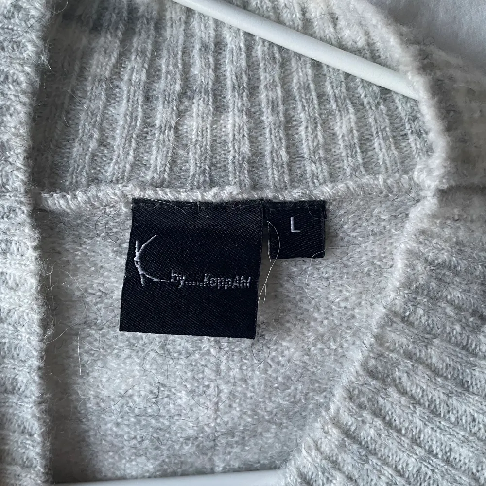 Superfin stickad tröja från Kappahl, köpt secondhand men inga defekter. Den är i storlek L men passar en S-M💞. Stickat.