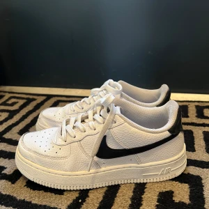 Nike air force 1 - Nike airforce 1 white/black i bra skick!! (köpt för 1250kr) priset går och diskutera via intresse!!