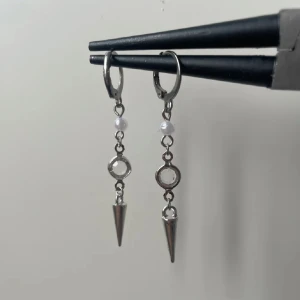 #011 örhängen💘 - Fina örhängen jag har gjort. Finns i både silver och guld. Säljs i par för 55kr eller styck för 30kr💓 