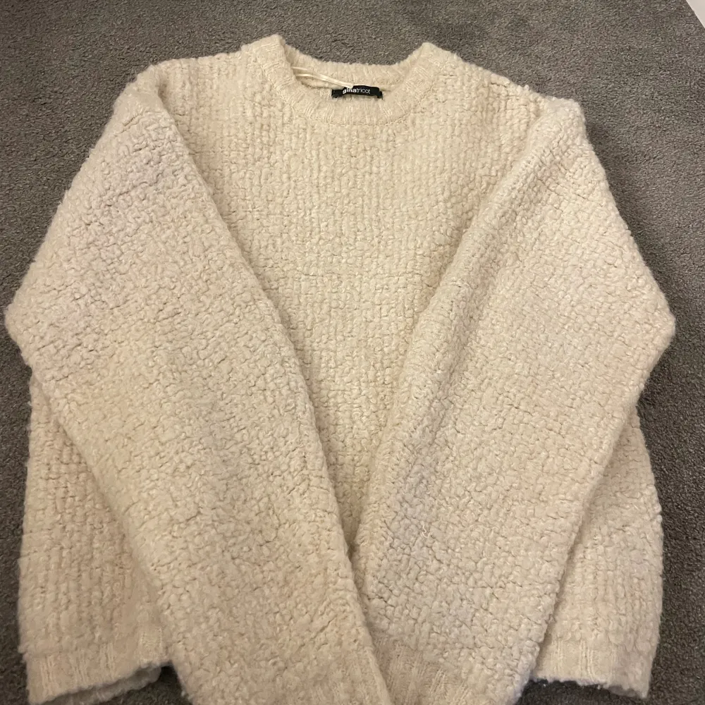 Boulche knitted sweater  Köpt på Gina för 459kr Slutsåld på Gina  Använd fåtal gånger därav nyskick . Stickat.