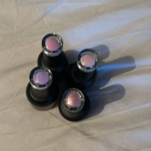 Luu nails gellack  - Supersnygga gellack, en lila, glitterrosa, rosa och en gammelrosa cateye💕säljer en för 80 kr eller alla för 200kr😊 En ny kostar 125 kr att köpa, endast använt den lila några gånger