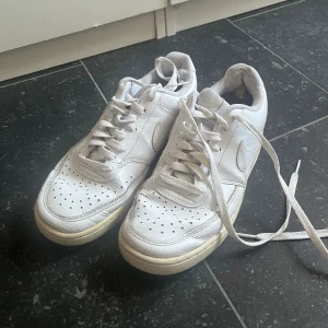 Nike sneakers  - Vita Nike sneakers. Lite slitna på insidan av hälen. Tvättas vid köp!