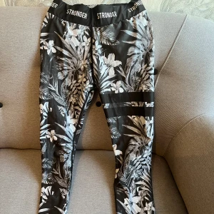 Stronger träningsbyxor  - Säljer ett par Stronger träningsbyxor i storlek small.