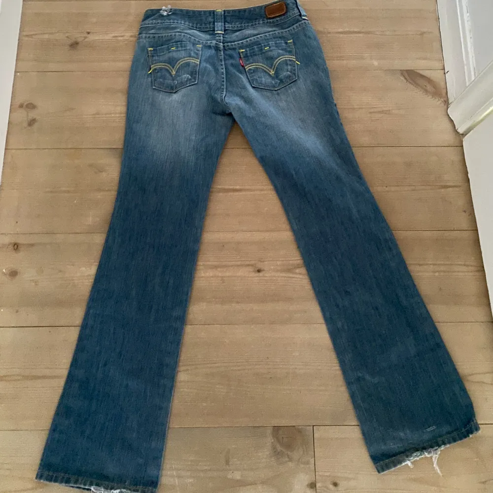 jättesnygga levi’s jeans som tyvärr inte passa. Jättebra skick, skulle säga att de passar storlek S. Skriv om ni har frågor. Pris kan diskuteras💞. Jeans & Byxor.
