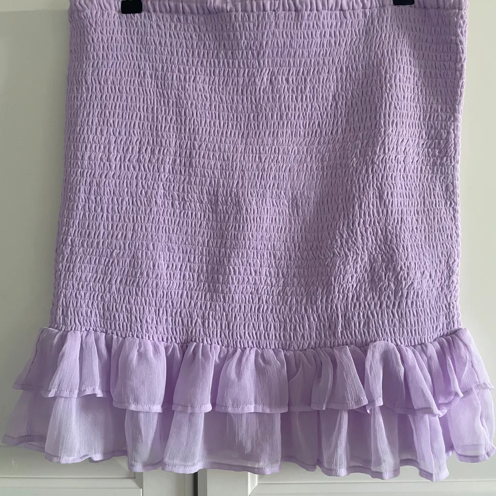 Lila kjol från BikBok. Nyskick och aldrig använd, säljer pågrund av för stor storlek💖. Kjolar.