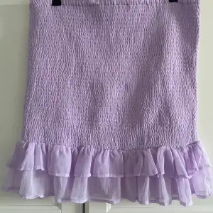 Lila kjol från BikBok. Nyskick och aldrig använd, säljer pågrund av för stor storlek💖