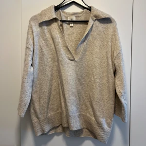 Tröja  - Köpt på H&M. Storlek M. Halvlånga ärmar. Använd men har inget slitage.