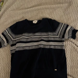 Söt tröja  - Tröja med lite piffigare ärmar 