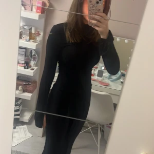 Svart tröja - En stretchig svart tröja med slits vid armarna från GinaTricot använd ca 2 gånger. Kontakta för fler bilder och frågor🤍 pris kan diskuteras