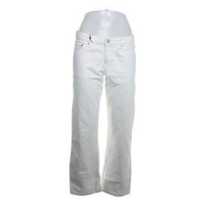 Säljer mina vita Arrow jeans från Weekday! Detta är verkligen min favorit modell på jeans och har i alla färger, men tyvärr har dessa blivit för små. De är ny inköpta för ord pris 590kr och ser inte använda ut. Skriv för egna bilder ❤️