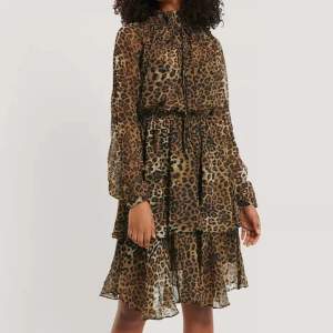 Leopard klänning ifrån NAKD som passar de flesta storlekarna, nypris: 549kr 🐆