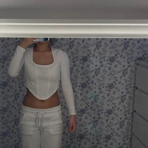 Petite långärmad topp - Aldrig använd då den är väldigt liten men super snygg 