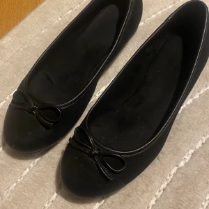 Ballerinaskor - Bra skick! Lite småfläckar på tån men märks bara på nära håll, men inte nergågna eller så. Strl 38