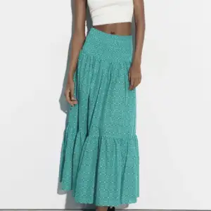 Söker denna zara kjol is storlek xs, hör av er om ni kan tänka er sälja eran💕