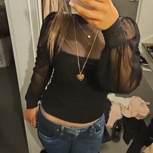 Svart blus - Säljer min fina svarta blus från bubbleroom! Ny skick 