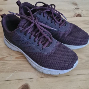 Snygga Gympaskor - Stl 40, väldigt bra skick bara använda 2-3gånger, säljes pga dem blivit för små