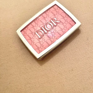 Dior rosy glow 001 pink  - Dior blush, endast testad men passar tyvärr inte min hudton. Beställd via dior.com  Saknar förpackning 