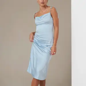 Blå satin klänning från Hanna Schönbergs kollektion med nakd, storlek 36. Aldrig använd och lapparna kvar!