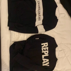 2-Pack Sweatshirts - Lägg till lite svart vitt i garderoben med dessa 2 sweatshirts för otroligt bra pris  Passar dig som är 180! 300kr per tröja om köpes separat.