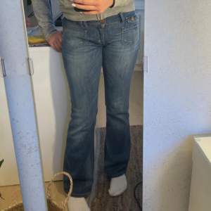 Blåa lågmidjade jeans med coola fickor där fram, storlek 36 💙 är ungefär 167 lång och precis ner till golvet på mig. Innerbenslängd : 80cm Midjemått: 35cm