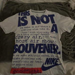 Vintage Nike Tee - säljer jätte fin vintage nike t-shirt.  väldigt bra skick och nice för sommaren! ”THIS IS NOT A SOUVENIR”.