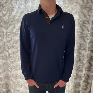 Ralph Lauren pike - Tja! Säljer nu denna sjukt snygga Ralph lauren pike tröja i storlek S. Färgen passar perfekt nu inför våren/sommaren. Skicket är 8,5/10, inga tydliga deffekter. Nypriset ligger på 1500 kr. Vid fler frågor/bilder är det bara att skriva!