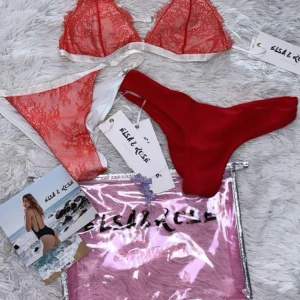 Elsa & Rose bikini  - Bikini från Elsa and Rose me scrunch, ny med prislappar kvar. Tre-delar Storlek: S (settet är i S, den röda underdelen i xs) Färg: Röd och vit Märke: Elsa & Rose Skickas i tillhörande necessär  Kika gärna in på mina andra annonser, säljer fler bikini