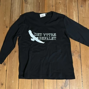 12. Svart Det Yttre Befälet Långarmad tröja M - Det Yttre Befälet Merch gjord av bandet själva. Långarmad tröja i bra skick. 