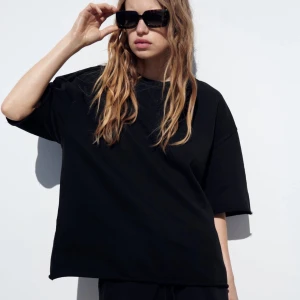 Topp från zara  - Säljer denna tröjan ifrån zara som är tre kvartsärmad💞