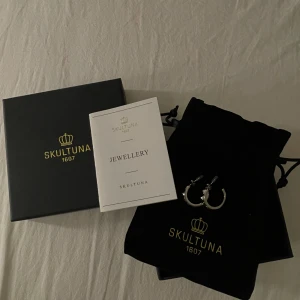Skultuna örhängen - Säljer dessa jättefina örhängen från skultuna, ett rikigt fint märke!💓 Säljer dom då jag är en guld person och använder dom inte, dom är helt nya och har aldrig använts.🥰