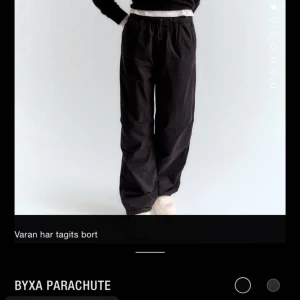 Slutsålda Zara Parachute pants  - Säljer mina parachute pants som aldirg är använda köpte de för 499kr ifrån zara och det är i väldigt bra skick och helt slutsålda 