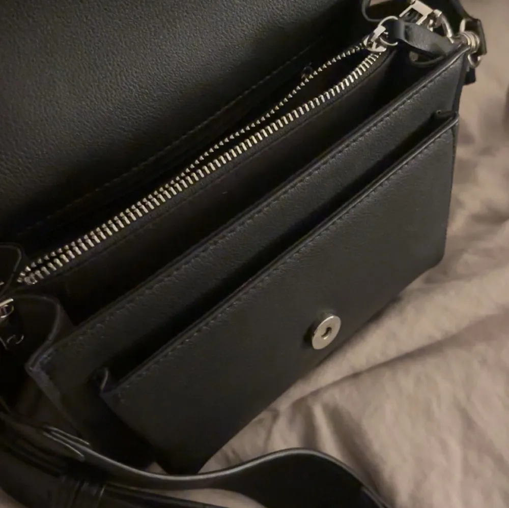 svart super fin väska från nakd med mycket plats. Väldigt bra skick, nypris 549❤️. Väskor.