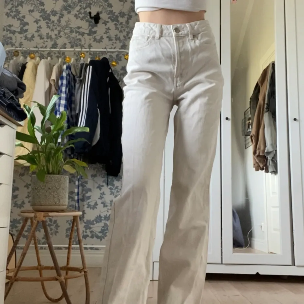 krämvita jeans i bra skick!!🫶🏼. Jeans & Byxor.