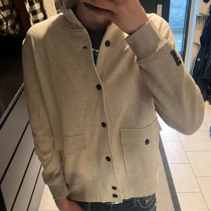 Morris overshirt/Caridgan - Säljer denna feta Morris overshirt. Den är super bra skick endast testad och kostar 1800kr nypris. Den är i storlek S men passar även M. Pris kan diskuteras. Mvh Anton.