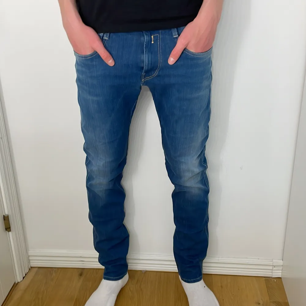  Säljer dessa riktigt feta Replay jeansen. Modellen är 186cm och nypris är 1499kr. skriv till mig vid frågor kring köp!. Jeans & Byxor.