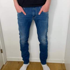  Säljer dessa riktigt feta Replay jeansen. Modellen är 186cm och nypris är 1499kr. skriv till mig vid frågor kring köp!