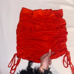 Minikjol med snörning - Aldrig använd  Snörning på båda sidorna Tajt men stretchig