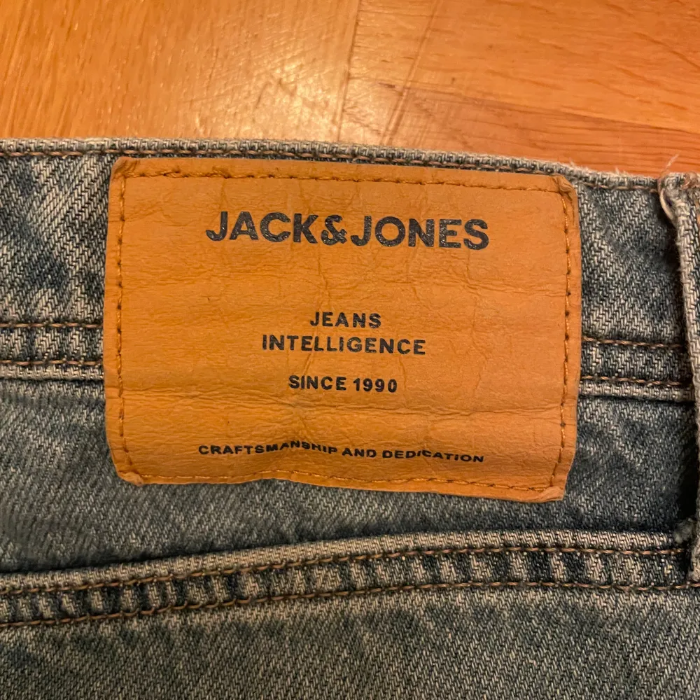 Ett par fräscha och sköna ljus blå jack n Jones jeans i nyskick som passar perfekt till våren nu. Nypris ligger på 600 men jag säljer dem bara för 99kr. Pris kan diskuteras vid snabb affär. Vid frågor är det bara att skriva:). Jeans & Byxor.