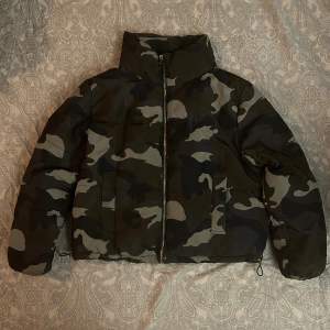 Puffer jacket. Camouflage.